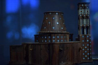 Tentoonstelling Relieken, sfeerbeeld met Maquette van de kerk van het Heilig Graf te Jeruzalem, collectie Joods Historisch Museum,  foto Marco Sweering