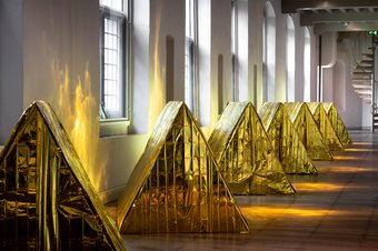 Sfeerbeeld met 'Anti Drone Tenten', Sarah van Sonsbeeck, 2013 (Courtesy Annet Gelink Gallery, Amsterdam), foto Mike Bink