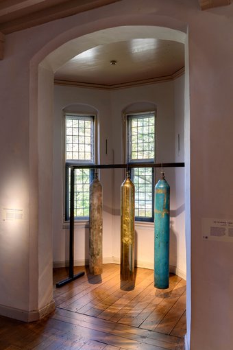 Tentoonstelling Shelter, sfeerbeeld met het werk 'Four seasons in one day' van Sarah van Sonsbeeck (courtesy Annet Gelink Gallery, Amsterdam) foto Mike Bink.