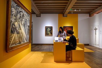 Zaalfoto Tussen hemel en oorlog thema 2 - foto: Mike Bink