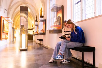 Twee VO leerlingen in kloostergang - Foto Lilian van Rooij