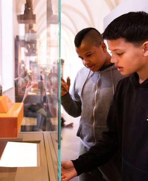 Twee VO leerlingen bekijken vitrine in kloostergang - Foto Lilian van Rooij