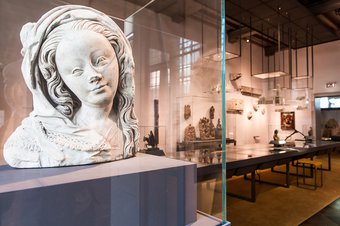 Museum Catharijneconvent, sfeerbeeld met sculptuur van de Meester van de Utrechtse Stenen Vrouwenkop. Foto: Lilian van Rooij