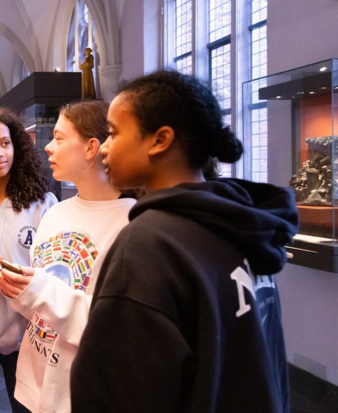 Vier VO leerlingen in kloostergang - Foto Lilian van Rooij
