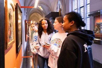 Vier VO leerlingen in kloostergang - Foto Lilian van Rooij