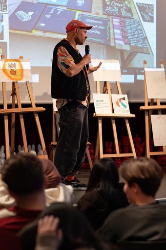 Workshopleider bij Voices of Tolerance eindevent 2025 - foto Femke Lockefeer