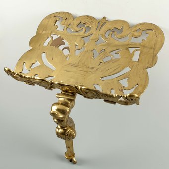 Voorzanglessenaar met bladornament ca. 1775-1779. Bruikleen van Nederlands Hervormde Gemeente Zeevang