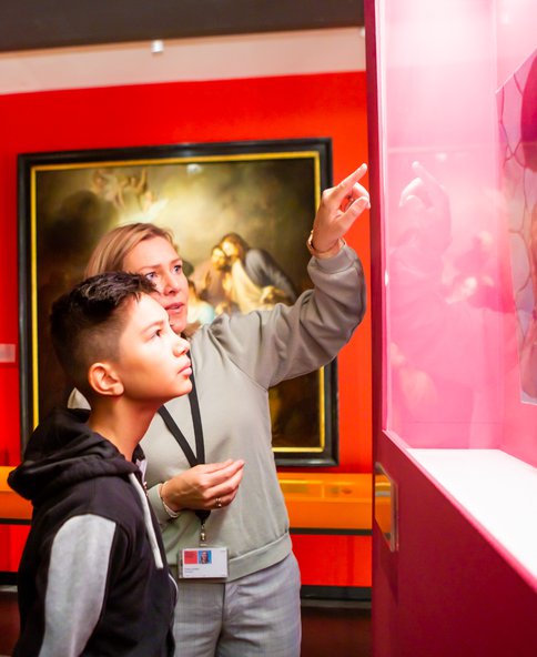 Vrouw wijst naar schilderij