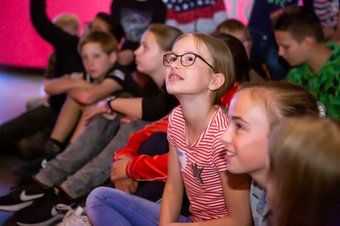 Kinderen volgen museumles bij de tentoonstelling Feest!
