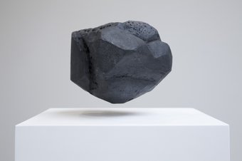 Zwevende steen, Galerie Tanya Bonakdar