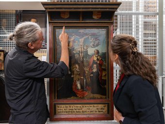 Hoofd collectiebeheer Annabel Dijkema en conservator middeleeuwen René de Kam bestuderen het schilderij Memorietafel met kruisiging in het depot van Museum Catharijneconvent. Foto: Femke Lockefeer