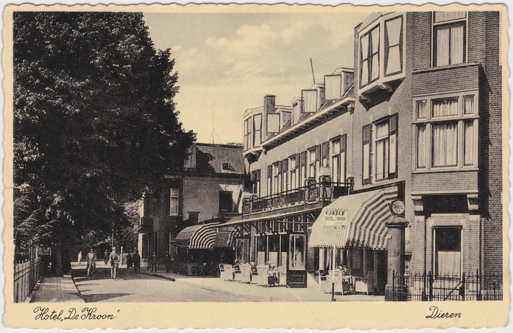 Hotel De Kroon met benzinepomp - 1932.