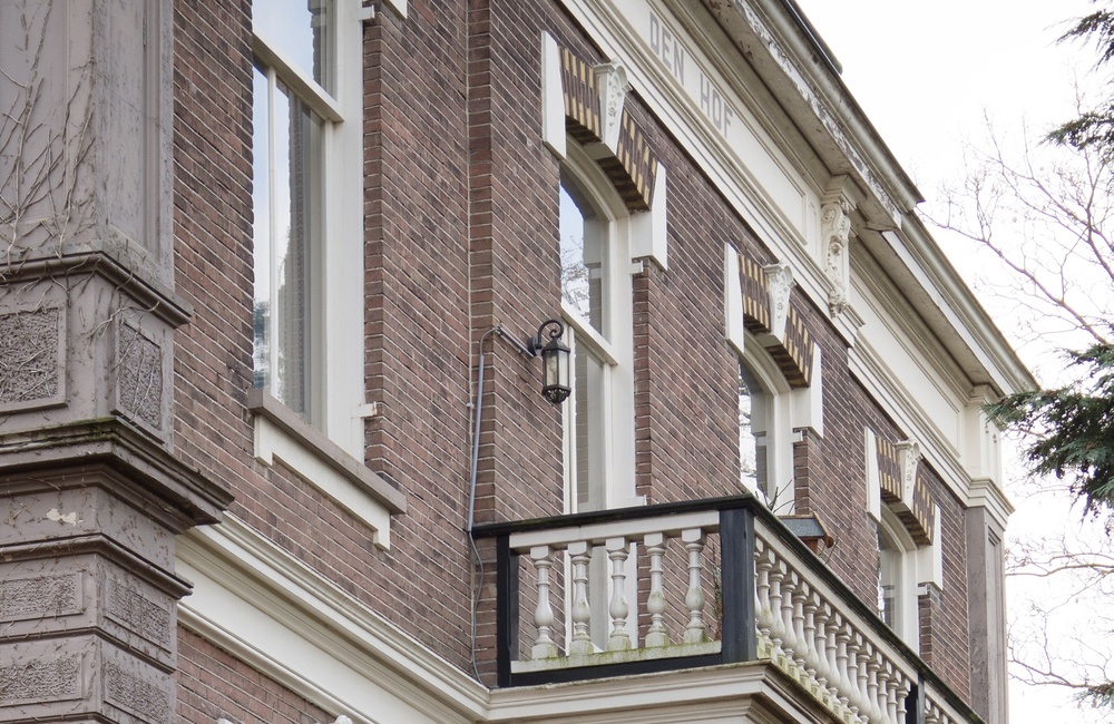 Balkon met rijkversierende ballustrade 2016
