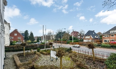 Voortuin met hekwerk