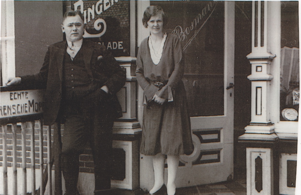 Banketbakker Bosman en zijn vrouw voor de oude winkel - voor 1932