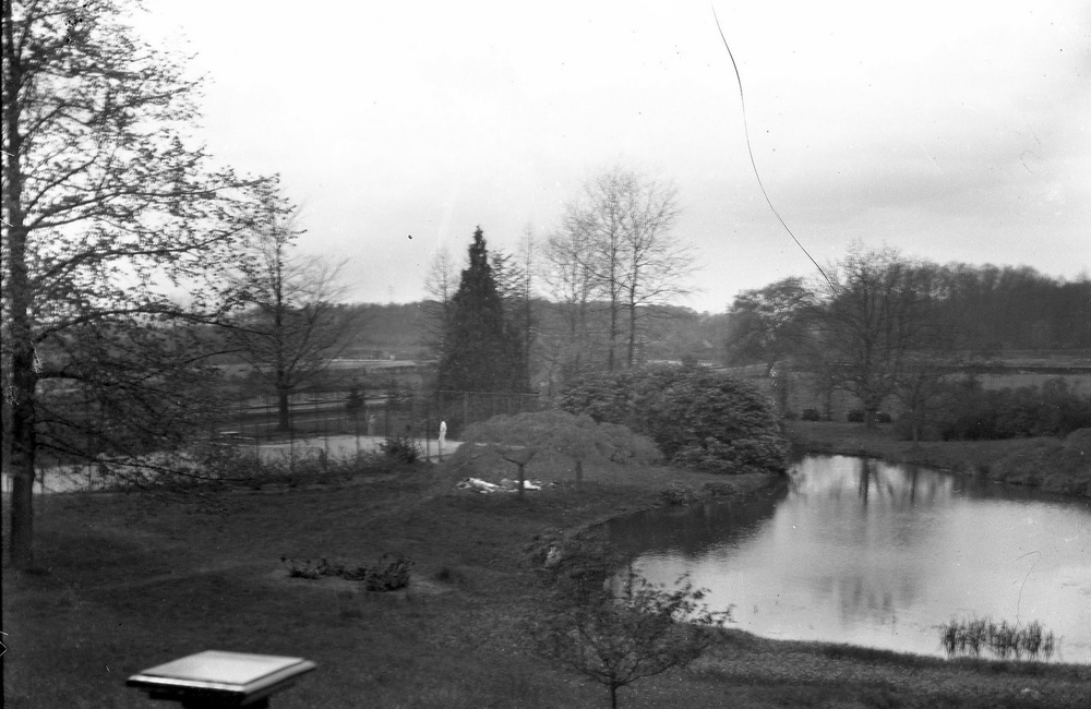 Rozenhagen tuin met tennisbaan - ca 1930
