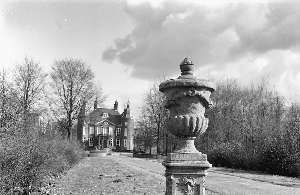Kasteel Biljoen: siervazen op voetstuk (1965)