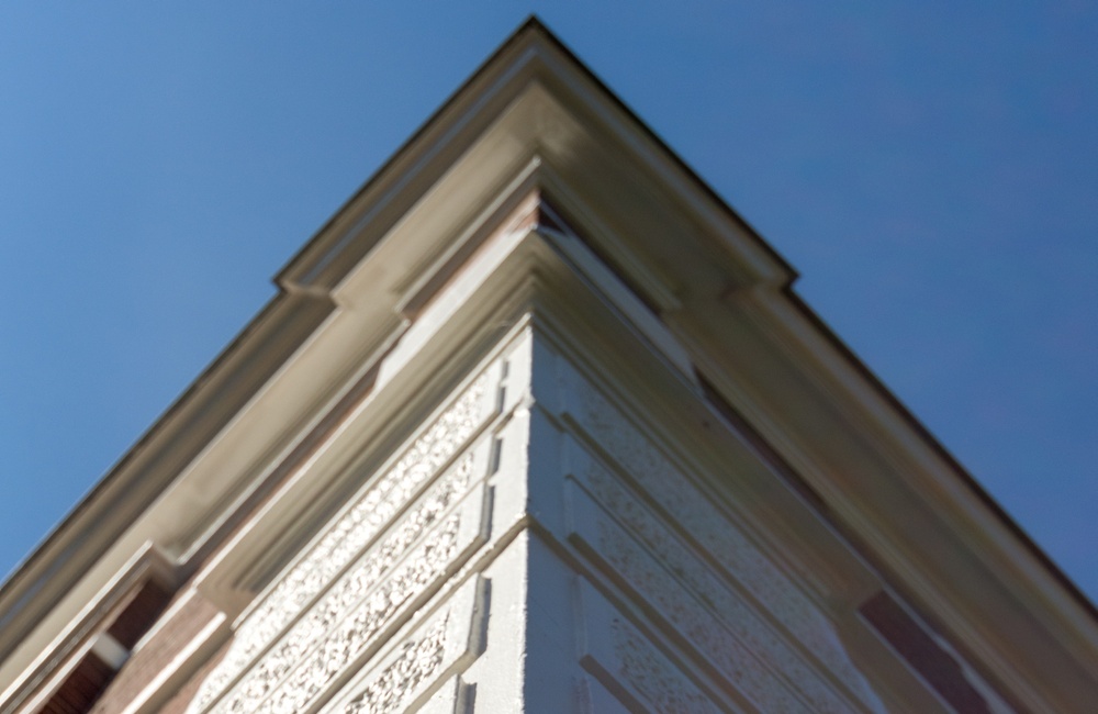 Witte pilasters op de hoeken - 2016