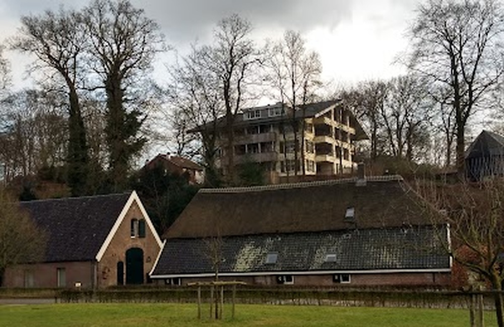 Links de stal bij de boerderij 2020
