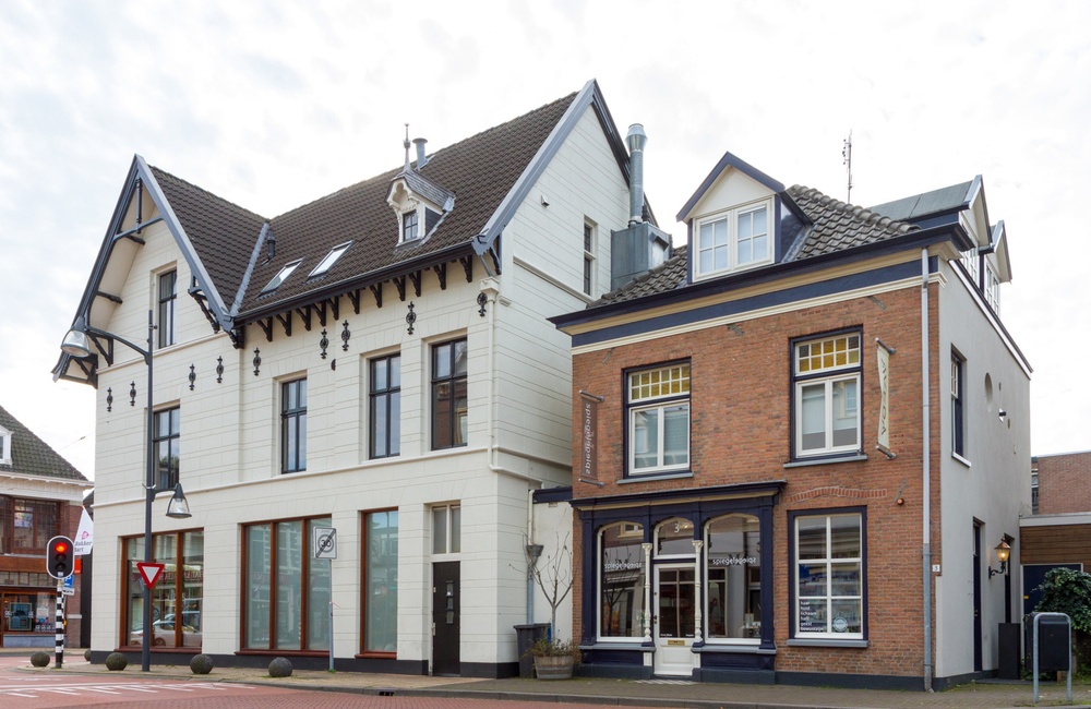 Zijde Rosendaalselaan met oudste gebouw