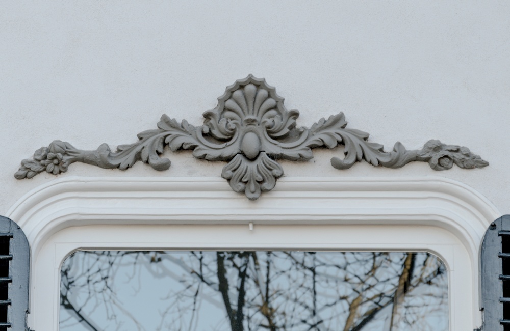 Detail gepleisterde raamversiering 2016