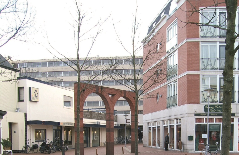 De overtuin met poorten en bank