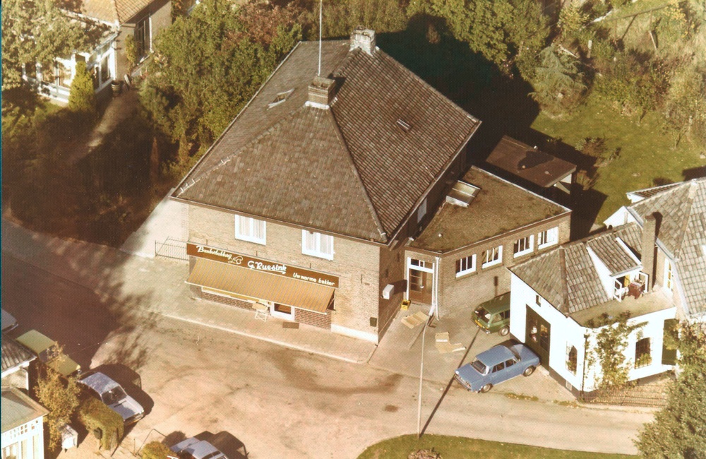 Luchtfoto van Bakkerij Ruesink - 1975