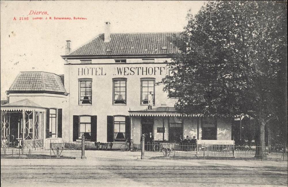 Hotel Westhoff met wachtkamer stoomtram - 1900