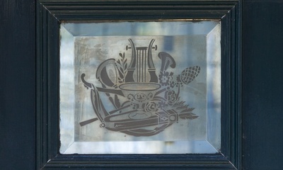 Detail ingangsdeur villa