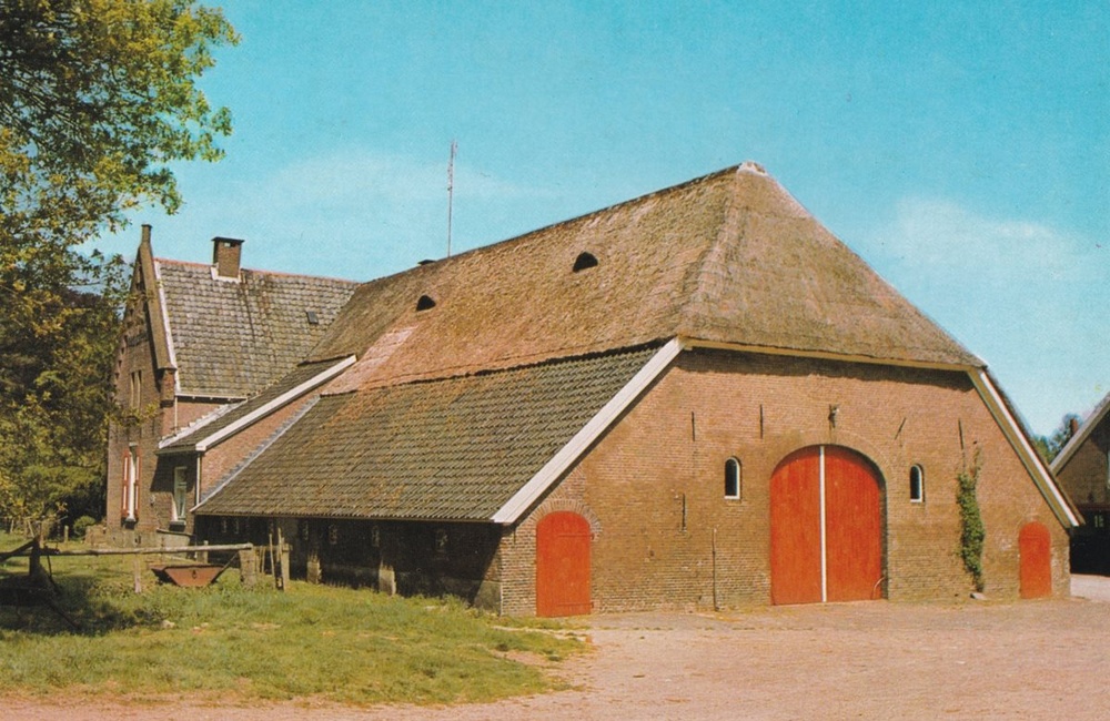 De Eikenstraat met boerderij Borgh Keppel - 1984