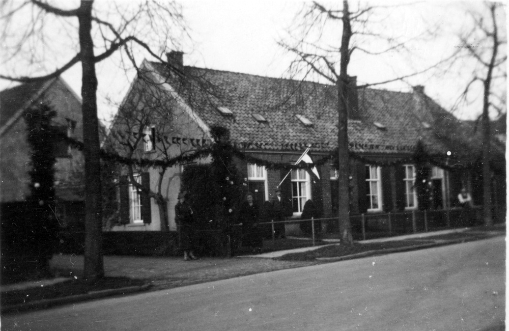 Hogeweg met versiering - april 1945