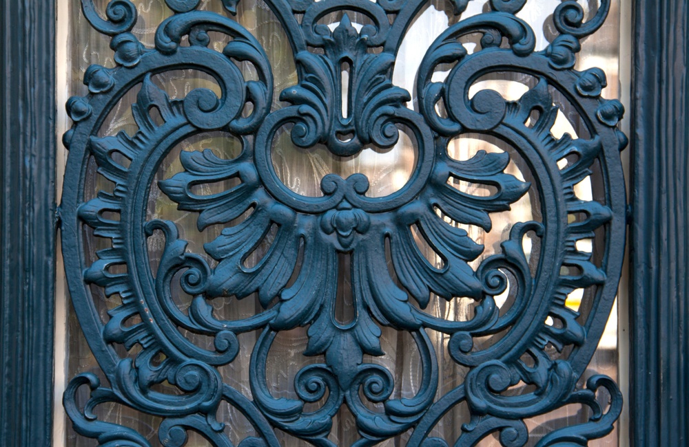 Detail smeedijzeren paneel voordeur voormalige Apotheek - 2016