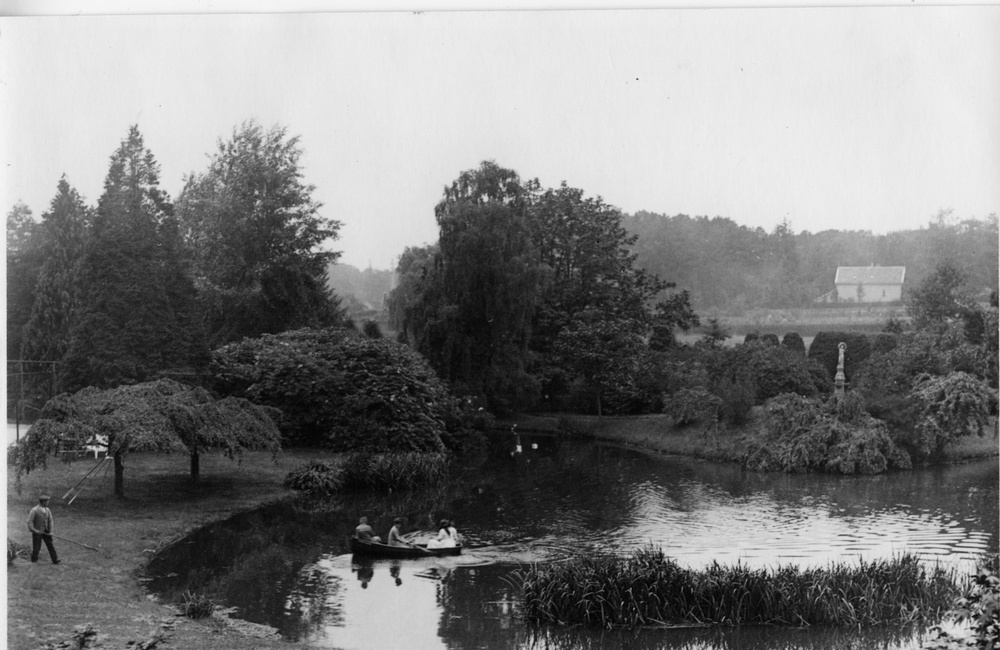Tuinaanleg met vijver 1920?