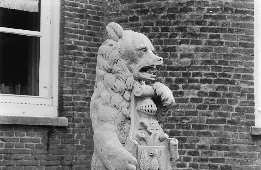 Beeldhouwwerk op de toegangsbrug (1917)