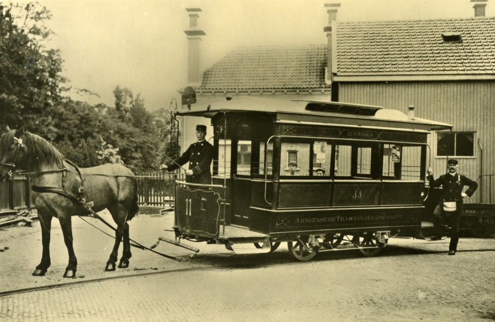 Tramstraat omstreeks 1900