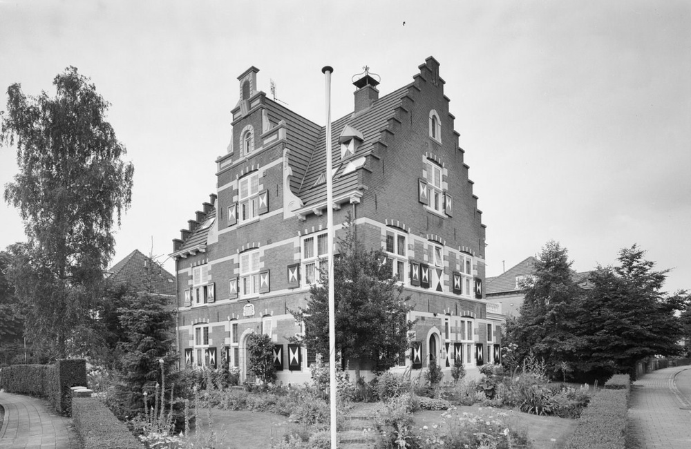 Voor- en zijgevel ca 2015