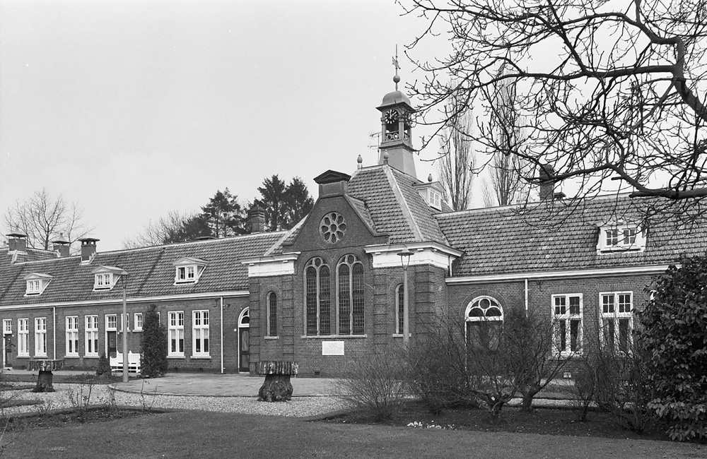 Aanzicht met kapel Schweer bey der Beckestichting, Harderwijkerweg 66-136 (1974)