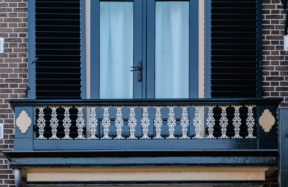 Balkon met een gietijzeren balustrade - 2017