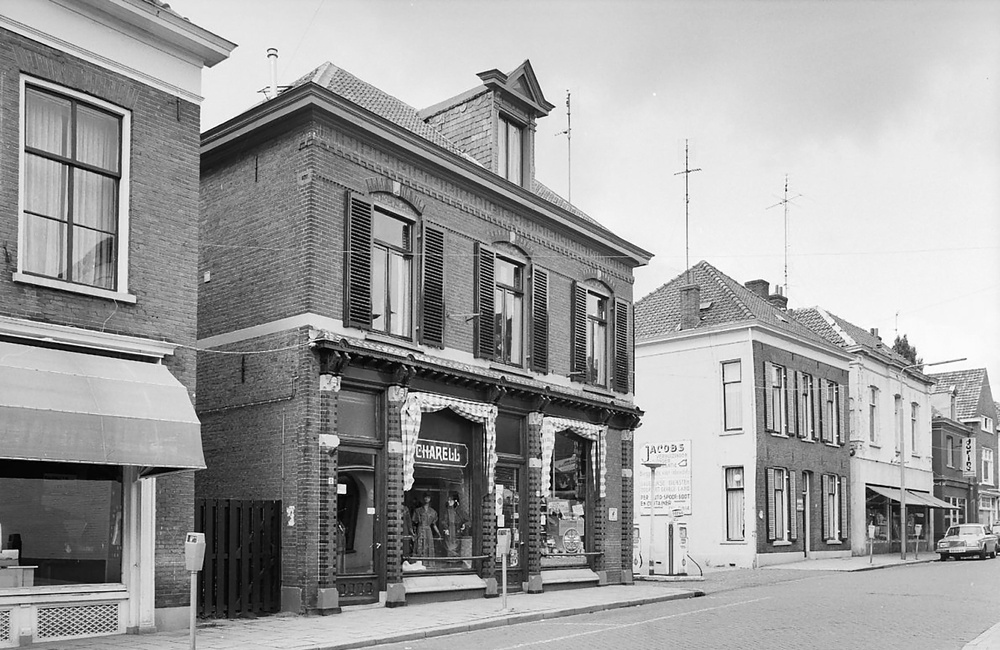 Voorgevel Dubbel winkelpand, Emmastraat 10-12 (1979)