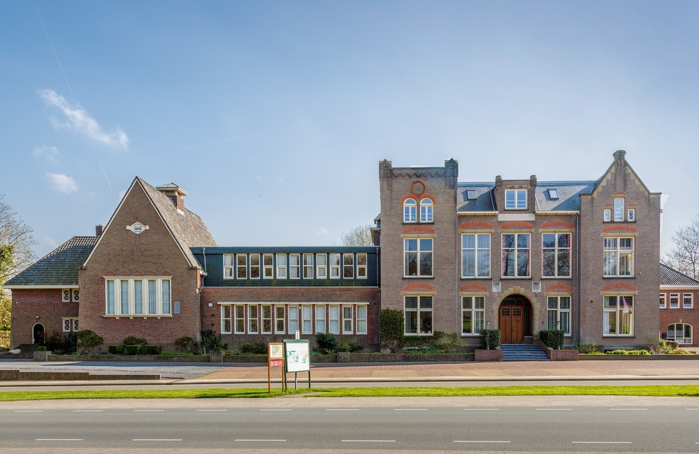 Voorgevel met raadzaal Gemeentehuis 2 - 2016