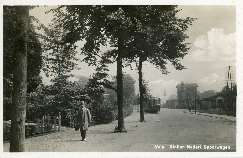 Stationsplein met tram