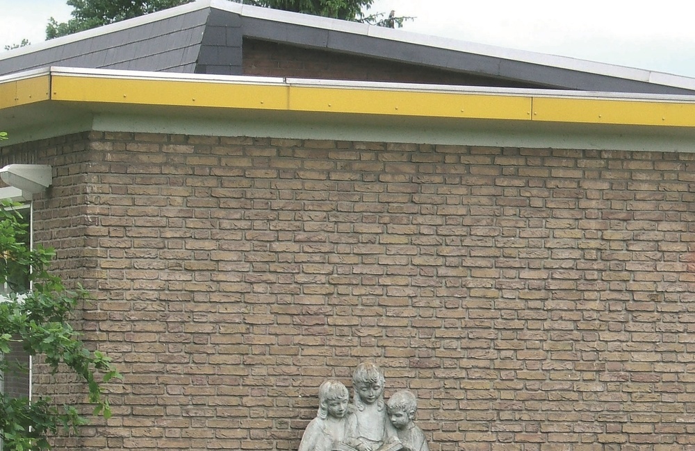 Drie kinderen op een bankje