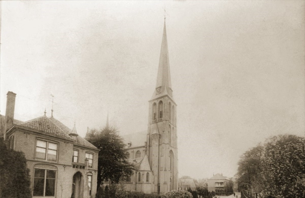 Emmastraat met kerk en pastorie ca 1910