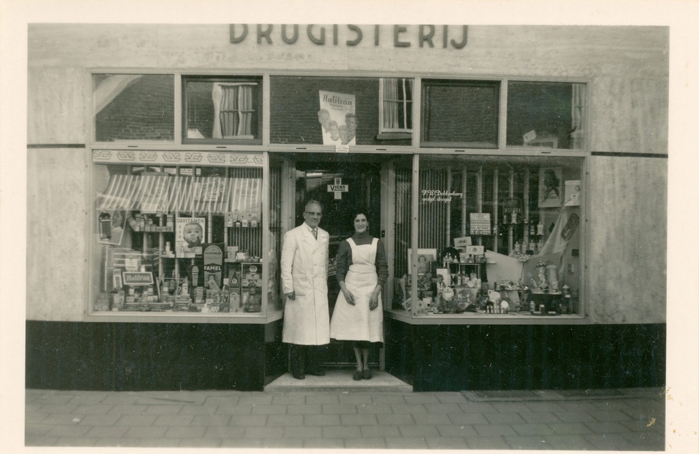 Frits Dobbenberg met winkelmeisje Marietje Zweers (?) - jaren "50-"60