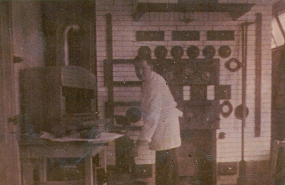 Jan Willem Bosman aan het werk met de wafeloven - begin jaren30