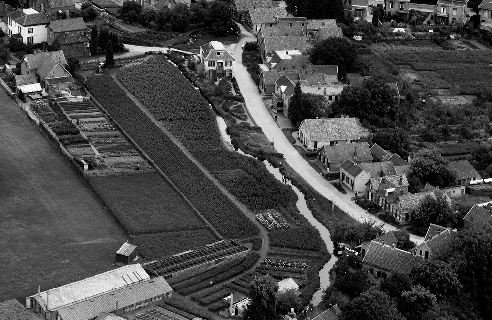 Luchtfoto met straat en beek