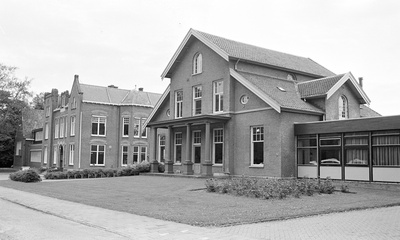 Voor- en rechterzijgevel