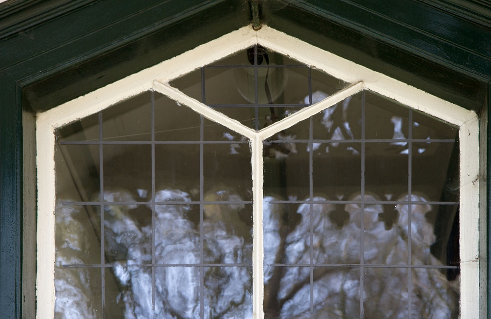 Detail raam voormalig postkantoor en woonhuis - 2016