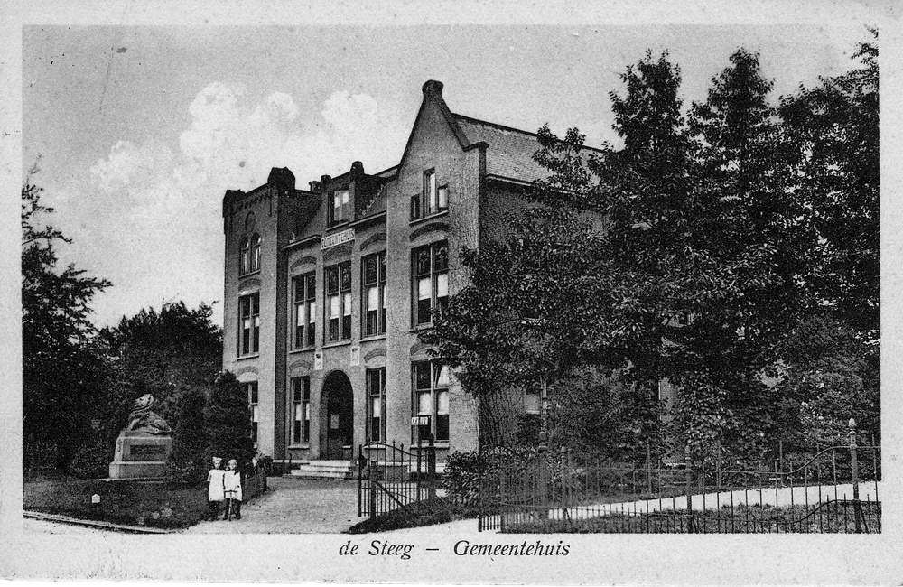De Leeuw voor het gemeentehuis 1910-1920