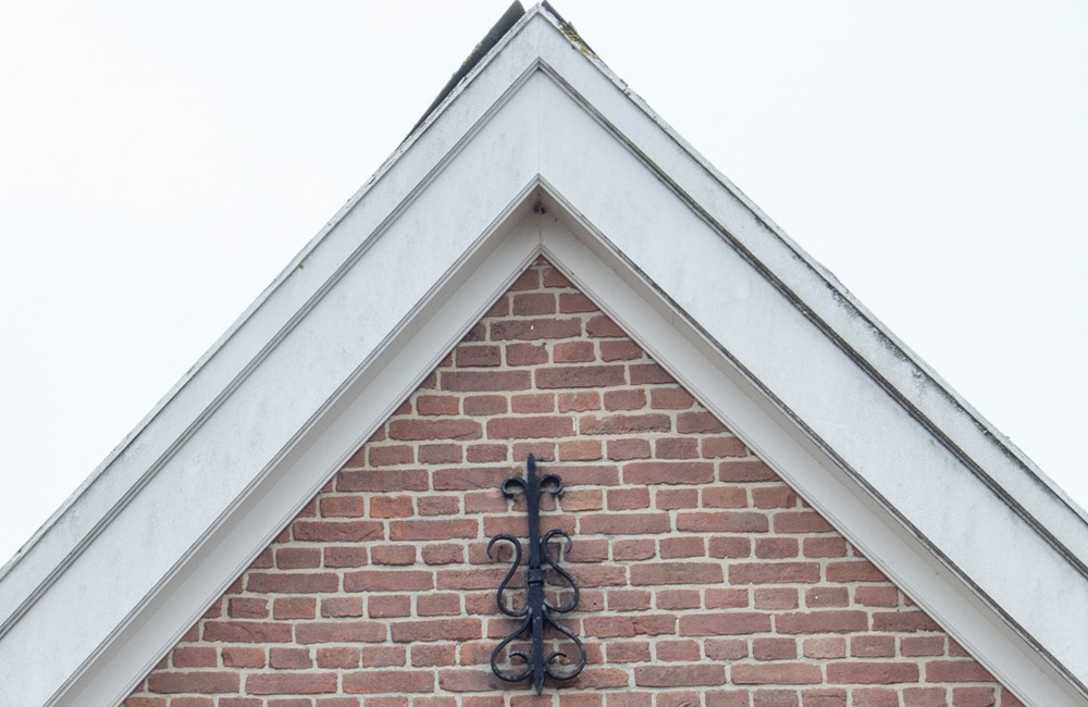 Raam en smeedijzeren muuranker